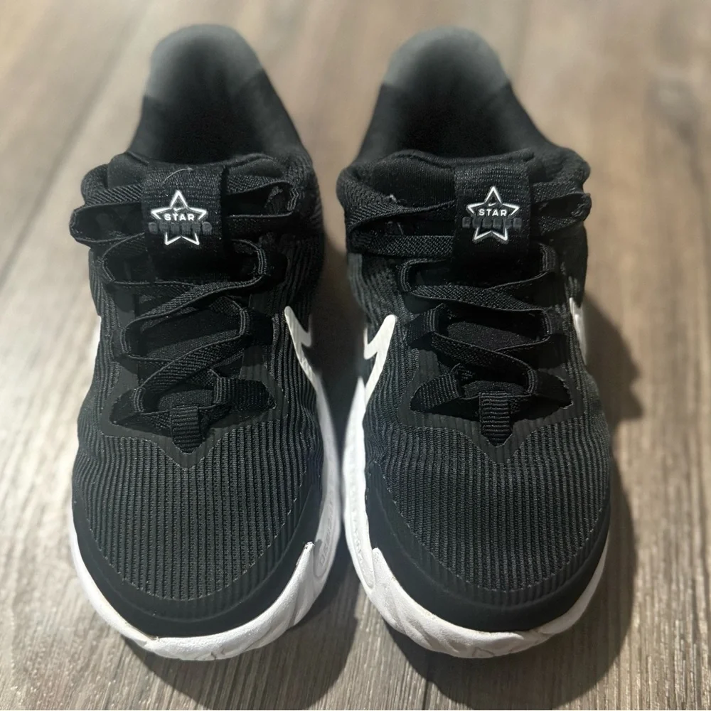 Nike Star Runner 4 Kids Sneakers Black White US 10C Lightweight Running